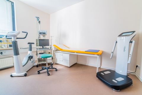 Arzt im Beratungsgespräch mit einer Patientin zum Thema Longevity