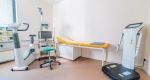Arzt im Beratungsgespräch mit einer Patientin zum Thema Longevity